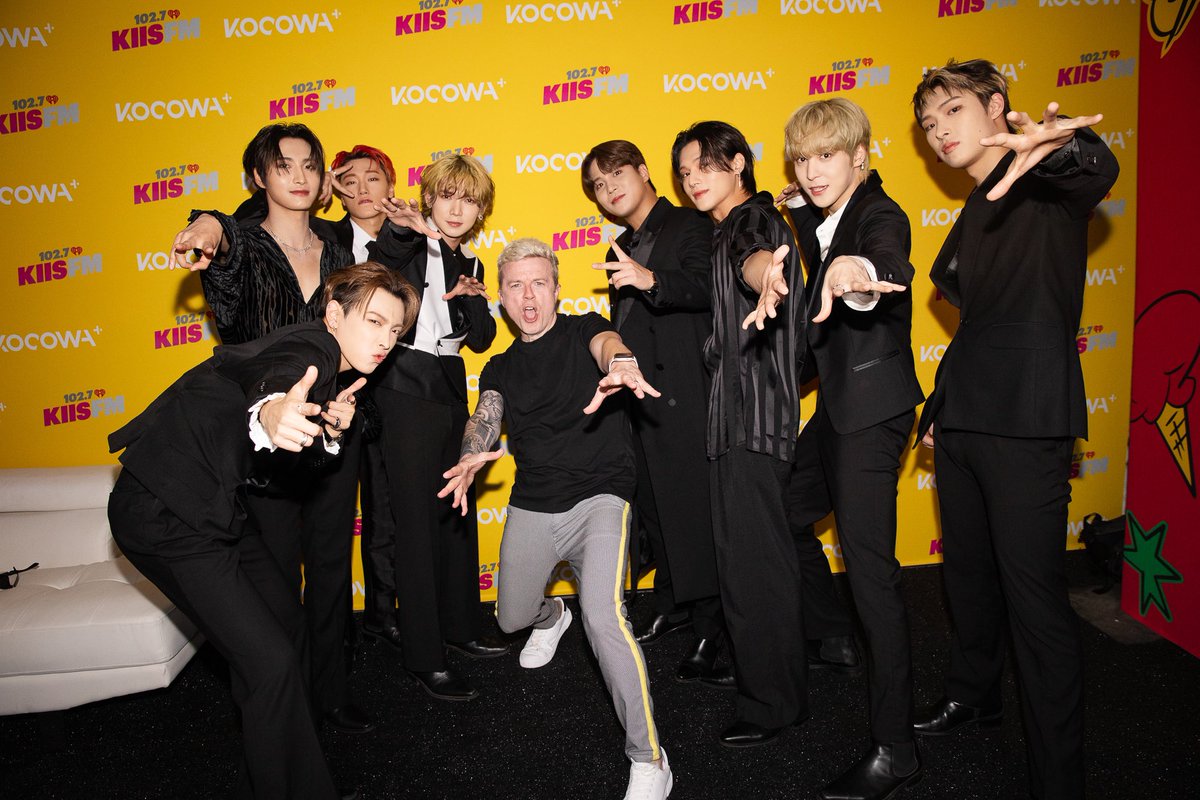 102.7 KIIS FM tweet media