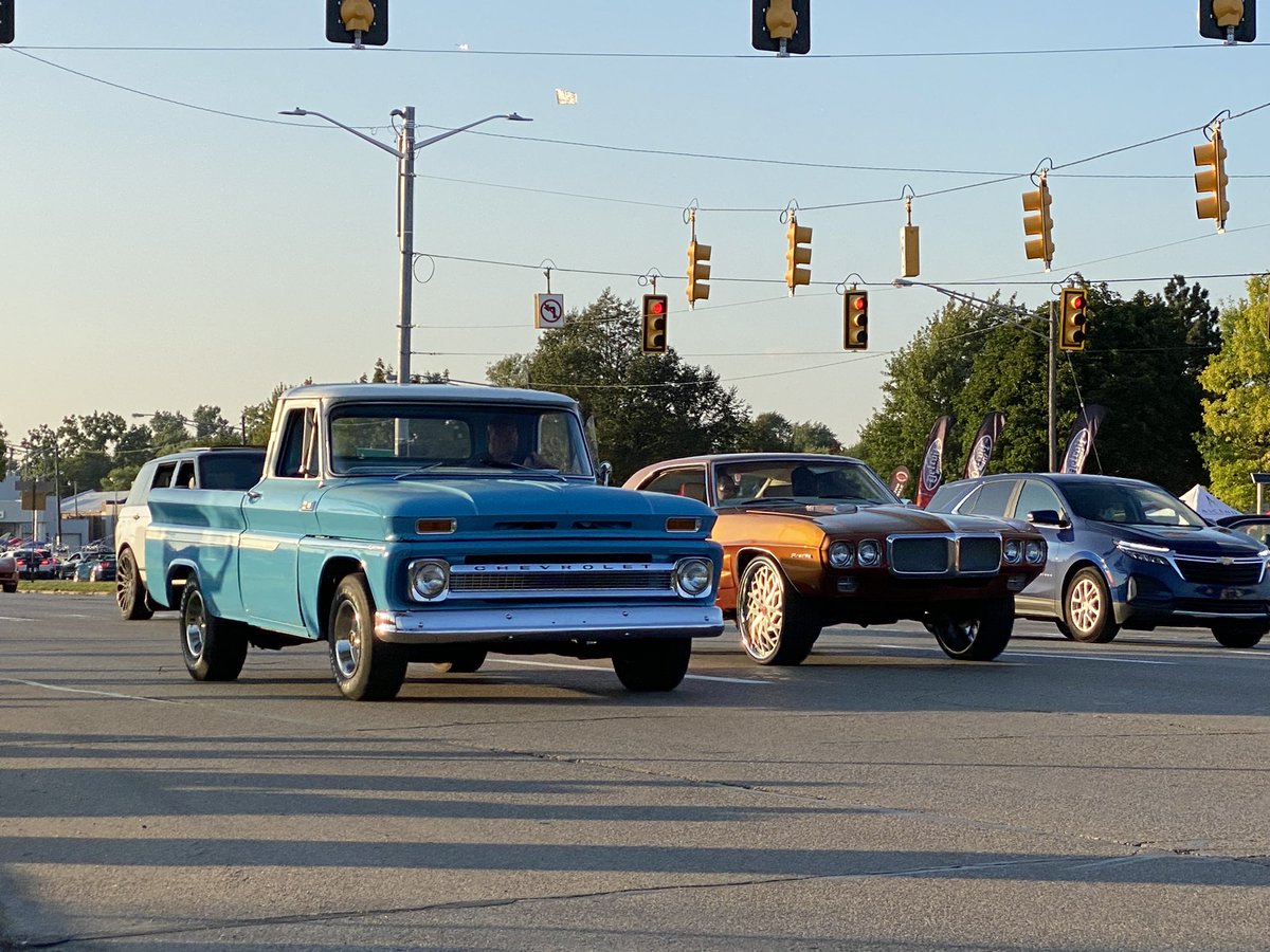 MikeWayland's tweet image. A few from the Woodward Dream Cruise last night (for those unfamiliar, essentially a giant celebration of new, modified and (especially) classic cars.