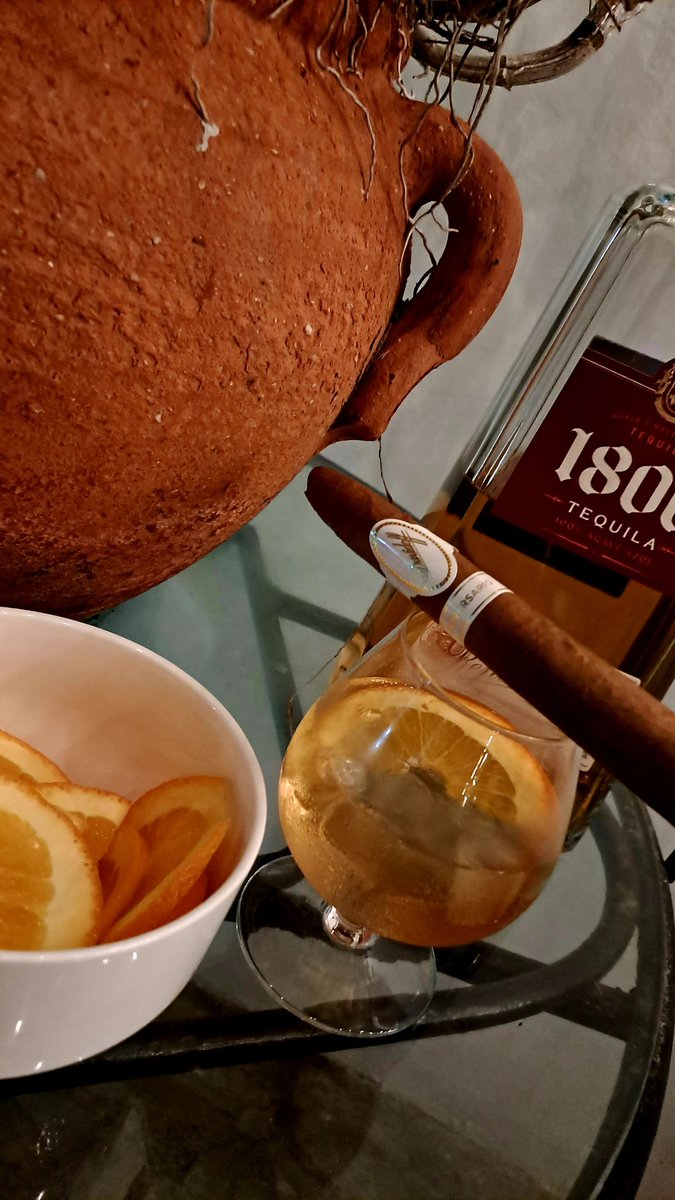 AguilaPica's tweet photo. Luego del gran trabajo de Eury Pérez, brindamos #Tequila1800 #AgaveAzul #Reposado #Davidoff 💛🦅🔥🇩🇴 https://t.co/OvdkFSyxYQ