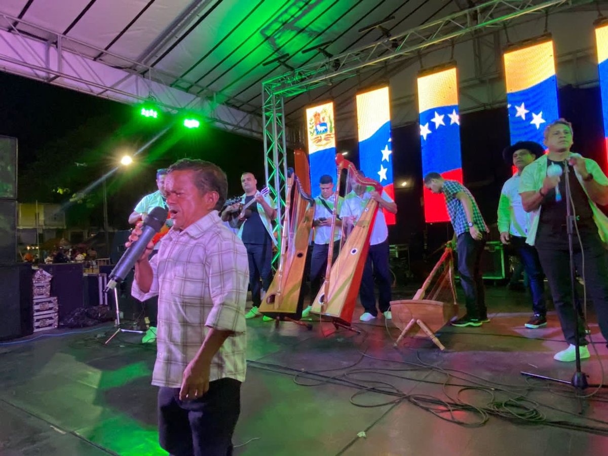 Y nuestro Luis Moya, El Gigante de Guayana dice presente en la noche llanera; un artista de la parroquia Panapana que cautiva a todos con su talento, viva el folclore y las tradiciones #VenezuelaEsAfirmativa