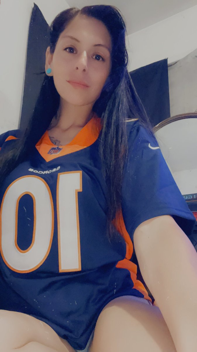CarisaGarcia7's tweet photo. Denver Broncos game today!!! #califan #letsgoooo #denverbronocos 🧡💙🐴 https://t.co/ytjUz7QC89