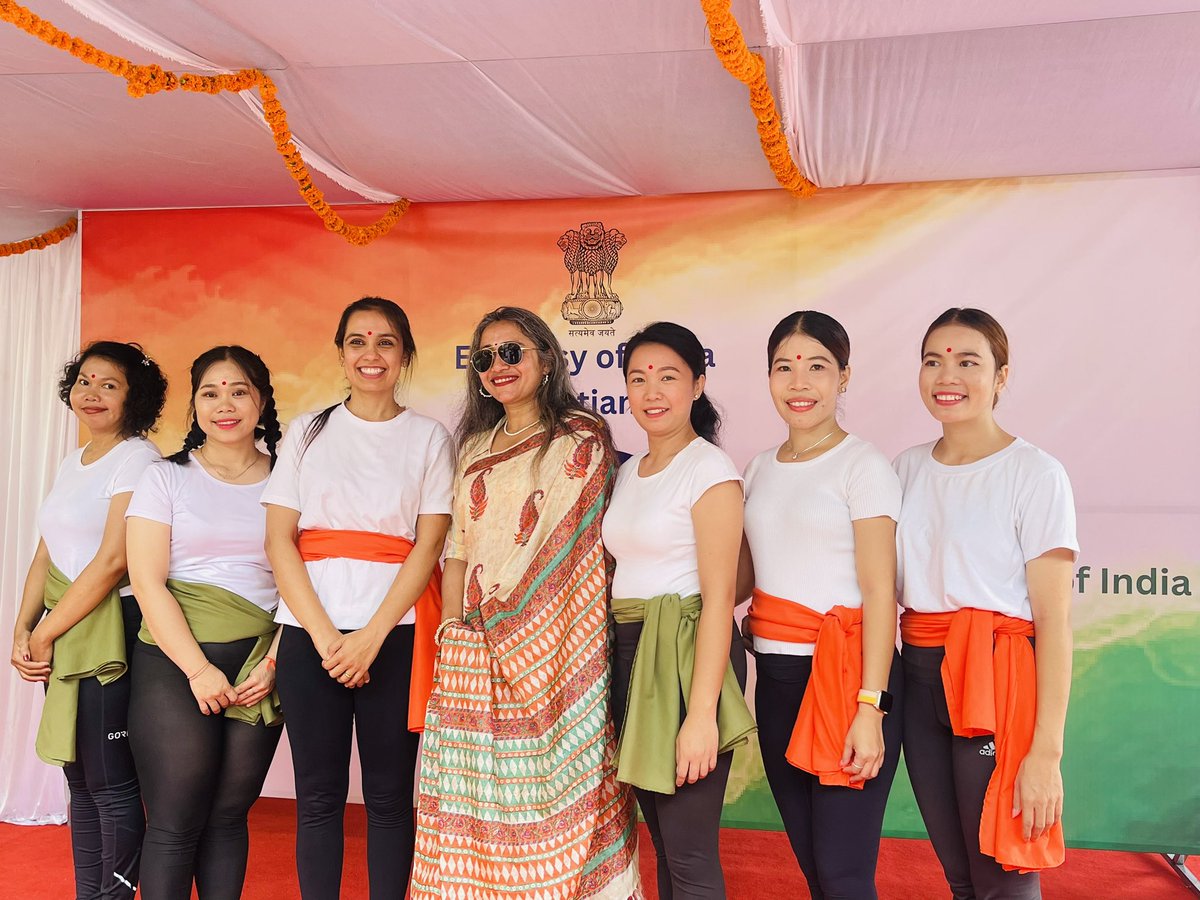 aol_laos's tweet photo. @ArtofLiving  Laos volunteers performed Yoga Dance at Embassy of India 🇮🇳, Vientiane on the occasion of Independence Day. Pic with Ambassador of India 🇮🇳 to LaoPDR 
#IndependenceDay2023  #artofliving #artoflivinglaos #laos #vientiane @MEAIndia https://t.co/8mp3hKfSdK