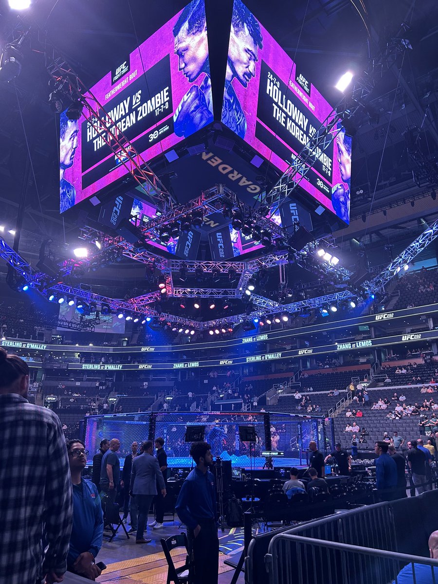 Kakuota1's tweet photo. 今んとこ最高に面白いです！！
#UFC292 https://t.co/OBOzp6QDve