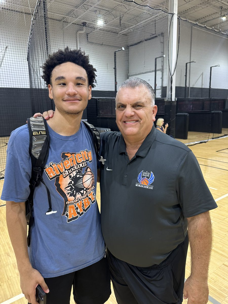 War_williams102's tweet photo. Thank you for putting on a great camp for a great cause @Strongbball #DavidBarnes https://t.co/525iyF7Akz