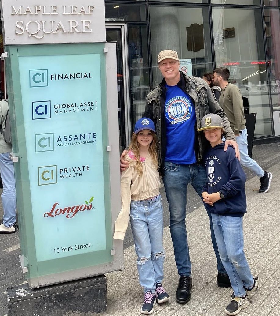 TheMarkSimmons's tweet photo. @russellcrowe I’d say that you’re coming to visit me and the kids while helping to put out the fires in Canada. 😄👊 https://t.co/dOlynVK3fP