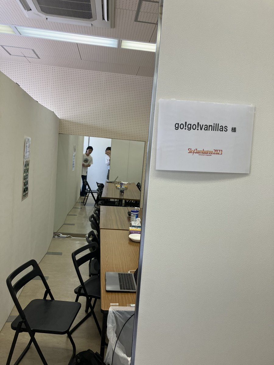 ROYTHEBAWDIES's tweet photo. スカジャン行くぜー！

楽屋がバンドごとにパーテーションで仕切られていて、その際に大きな鏡を隣のバンドと分けています。
…これは？8:2くらいですか？
若いバニラズは鏡を使い、R&amp;Rおじさんは鏡見ないでしょ、、ということでしょうか？4人で縦に使うんですか？トーテムポールみたいになりますよ。 https://t.co/zmDlDgddSi