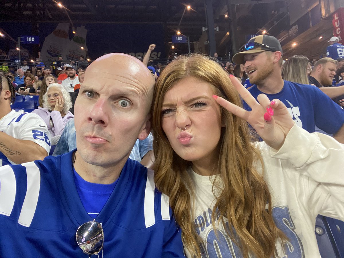 TheOfficerCraig's tweet image. Having a great time at the @Colts game with my first born! #LetsGoColts #ForTheShoe #LifeLawAndFootball