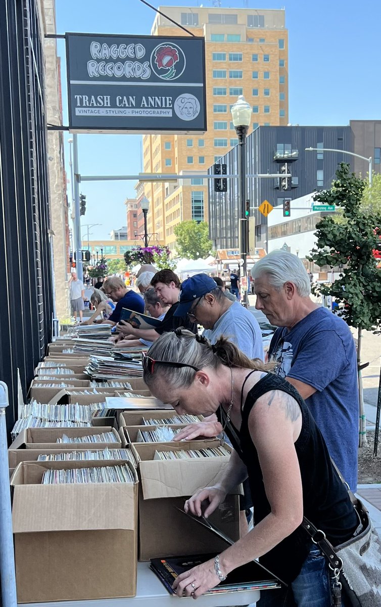 JohnBlunk's tweet photo. Record sales at #RaggedRecords on 2nd St. #AlternatingCurrents https://t.co/SSX3V6OI62