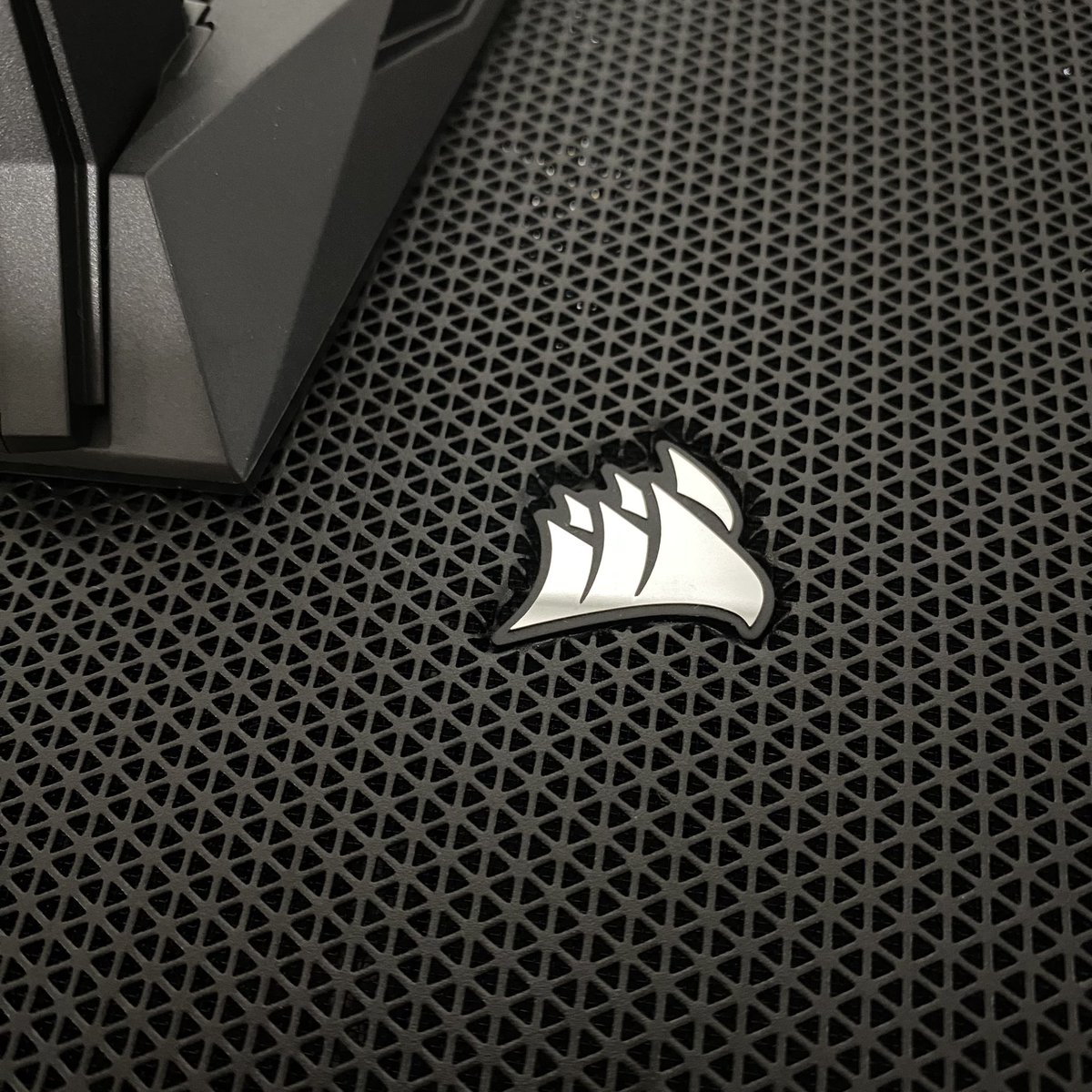 nobo_Cafe's tweet photo. 真っ黒で光らない
ハイスペック
ミニPC
良く冷える
静音
OSとゲームはストレージ分ける
メーカー揃える
理想を全て詰め込んだ夢のPC完成!
気づいたらメイン機よりも強いPCになってました…。
でも後悔はしてない!ロマンPC最高!!
#ゲーミングPC
#自作PC
#msi
#ekwb
#corsair
#nonrgb https://t.co/84ZPsFY5Lj