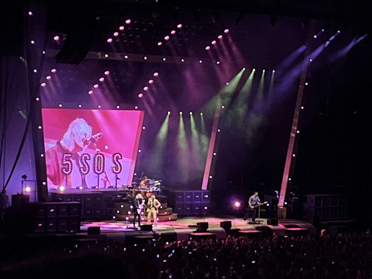 lonelybhs's tweet photo. sorry these look like they were taken on a potato this is what section 305 looked like #5SOSBristow #5SOSShow https://t.co/HBrPkq1334