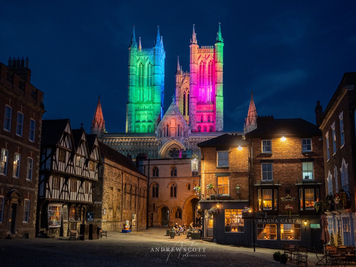 lincolninphoto's tweet photo. Lincoln Cathedral this evening - lit in the colours of the 🌈 for #Pride2023 

#lincolnpride #pridemonth #pride https://t.co/2WicZ3phY1