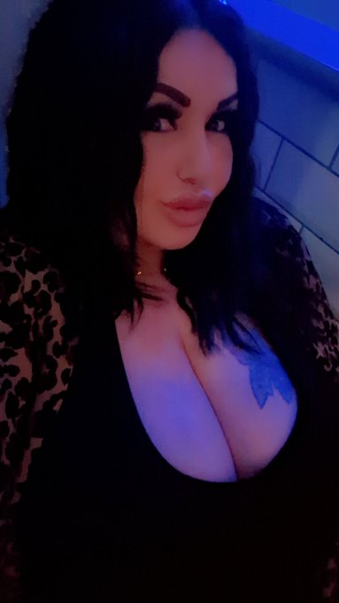 Out for some crazy times lets party !! Who's man am i taking ??? https://t.co/q7BkrKgBGd