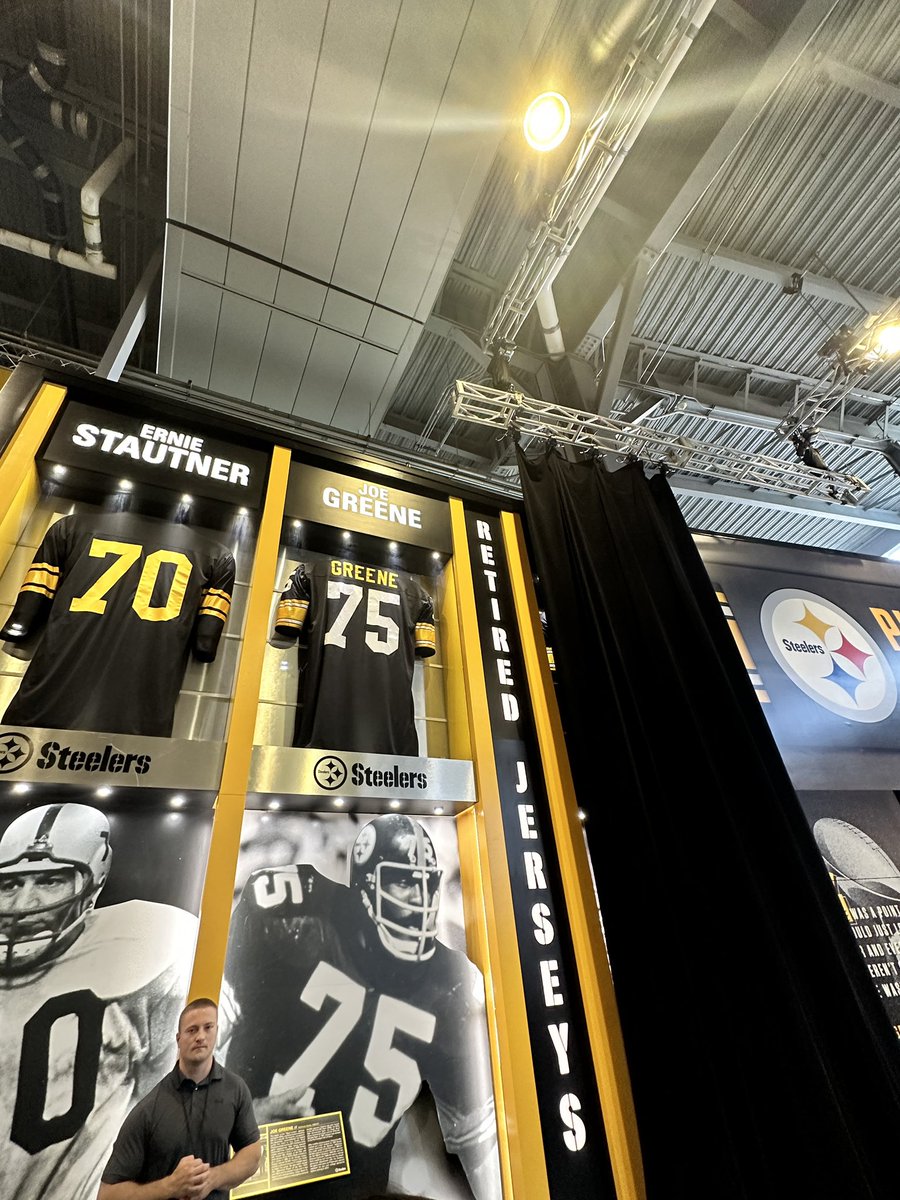 bepryor's tweet photo. Steelers will be unveiling Franco Harris’ retired jersey in less than 10 min, joining Ernie Stautner and Joe Greene in the Great Hall of Acrisure Stadium https://t.co/QrasOAgLEH