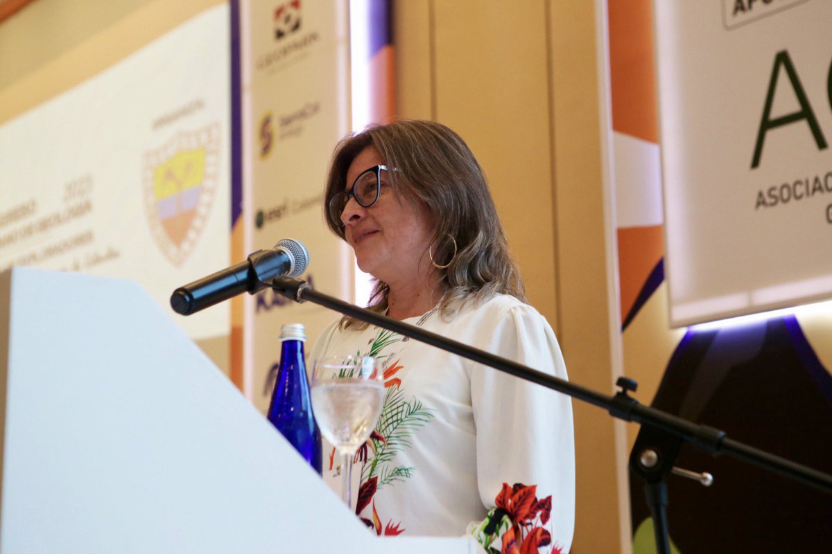 ANHColombia's tweet photo. Durante la clausura del Congreso de Geología, la Pdte. de la @ANHColombia, primera mujer geóloga a la cabeza de esta Entidad, destacó el rol de esta disciplina para hacerle frente al cambio climático y construir el camino hacia la Transición Energética Justa. https://t.co/zVG8npmIm9