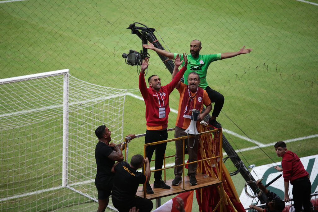 uAYurtici's tweet photo. Yeni transferimiz Hakim Ziyech ultrAslan tribününde ! 

#uAYurtiçi https://t.co/jW2Tqm9JHL
