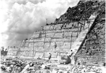 MC_Floh's tweet photo. @tlacochcalcatl_ @archaeologyart El Castillo / Temple of Kukulcán (Chichen Itza):

1862 before Excavation (tl)
1920 Defoliation / 1st Restauration attempts (tr)
1922 serious Renovation (bl)
1975 large Visitor Rush (br) 

#El #Castillo #Temple #Kukulcán #Kukulkan #Chichen #Itza #Yucatán #Toltec #Aztec https://t.co/etUop2ZeAh