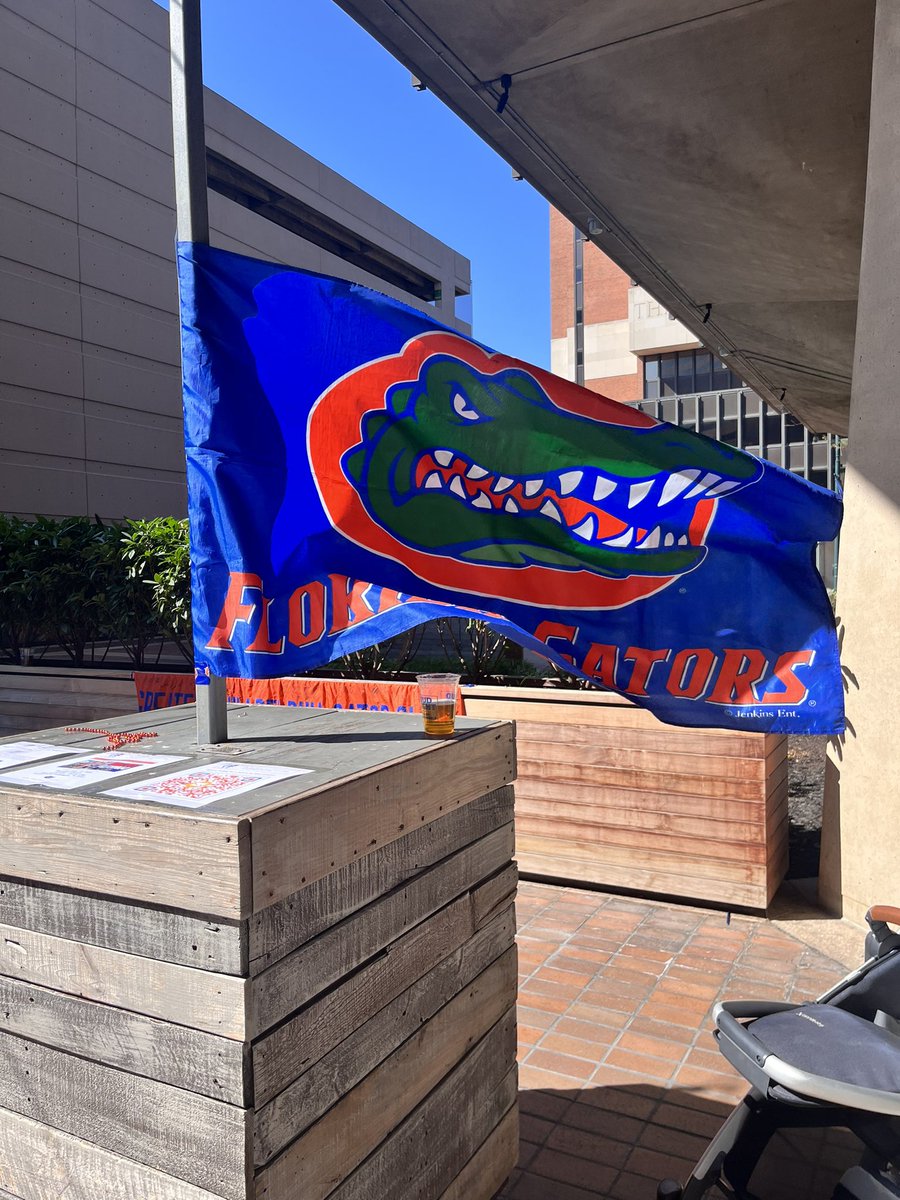 So happy to have made it to the Gators in Philly welcome event. In all kinds of weather we all stick together 🐊🐊 #GoGators #uf @UFMedicine @uf