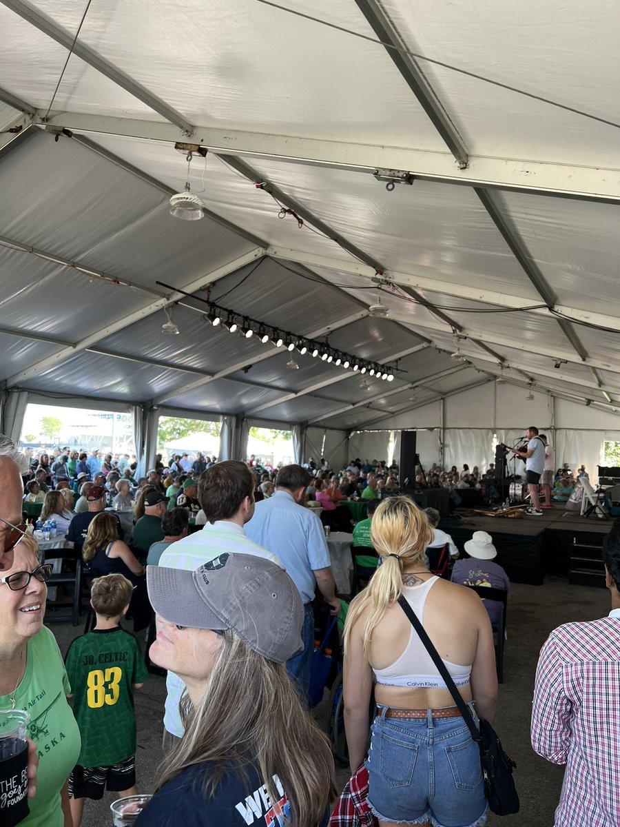 ErinLoves_Music's tweet photo. @TheFinnsMusic packing in a crowd! https://t.co/DDkRVbeUDm