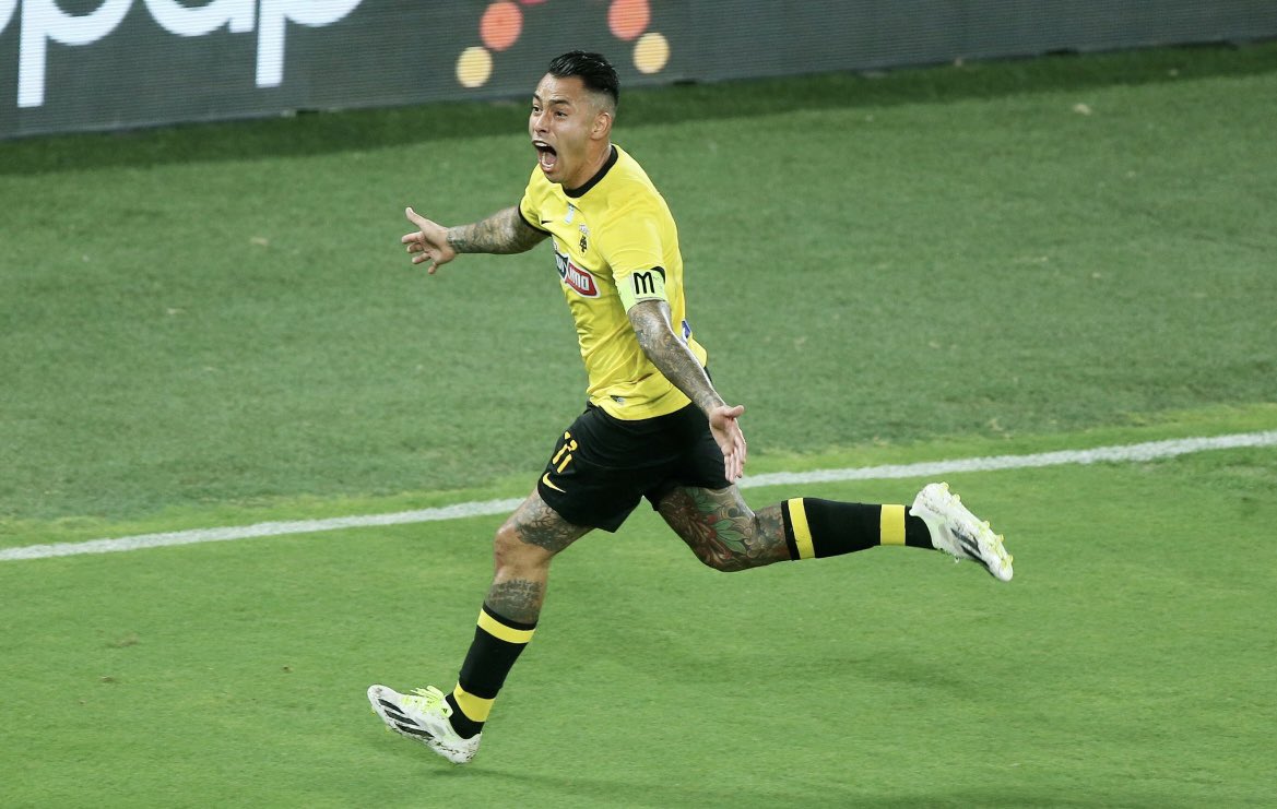 HellasFooty's tweet photo. FT: AEK 2-2 Dinamo Zagreb (4-3 aggregate)

In the most dramatic finish, after trailing 0-2 all game, goals from Araujo &amp; Vida in the 92nd &amp; 100th min sees #AEK advance in the #UCL playoff

Emotional win given the circumstances - Για τον Μιχάλη 🕊️ https://t.co/e35GzslEAt