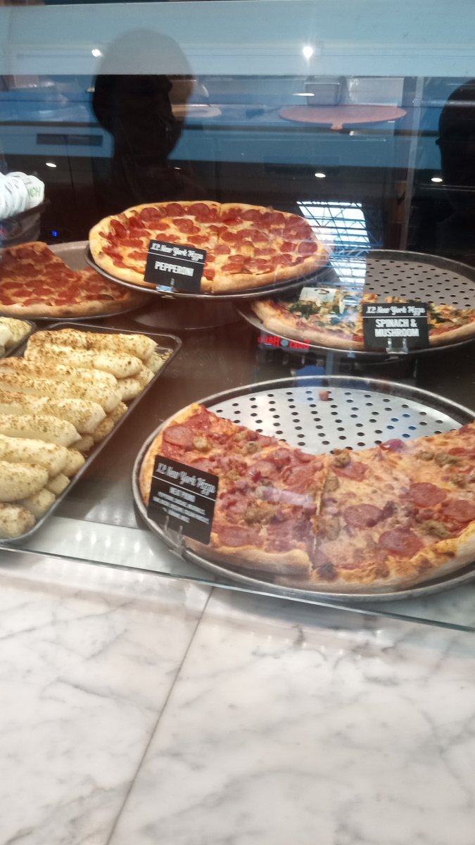 FamousShaymous's tweet photo. Ok, you talk about Sbarro so much, I had to try the Bowling Green Ky location. To my surprise, it was very good.@KyleBrandt https://t.co/GAJI6WWwMf