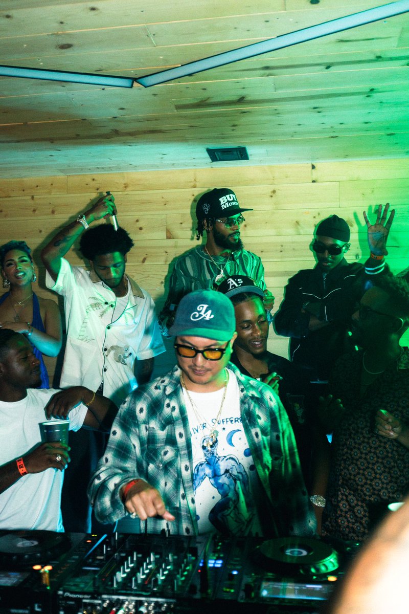 HeirJ0rdan's tweet image. Family business like the Kanye song. 📈

@investinStockz @guapdad4000 @jiggajuice1000 @buymoneyent @laricia___ @1VAL0R + more