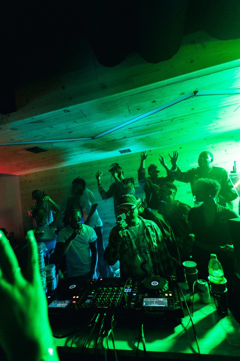 HeirJ0rdan's tweet image. Family business like the Kanye song. 📈

@investinStockz @guapdad4000 @jiggajuice1000 @buymoneyent @laricia___ @1VAL0R + more