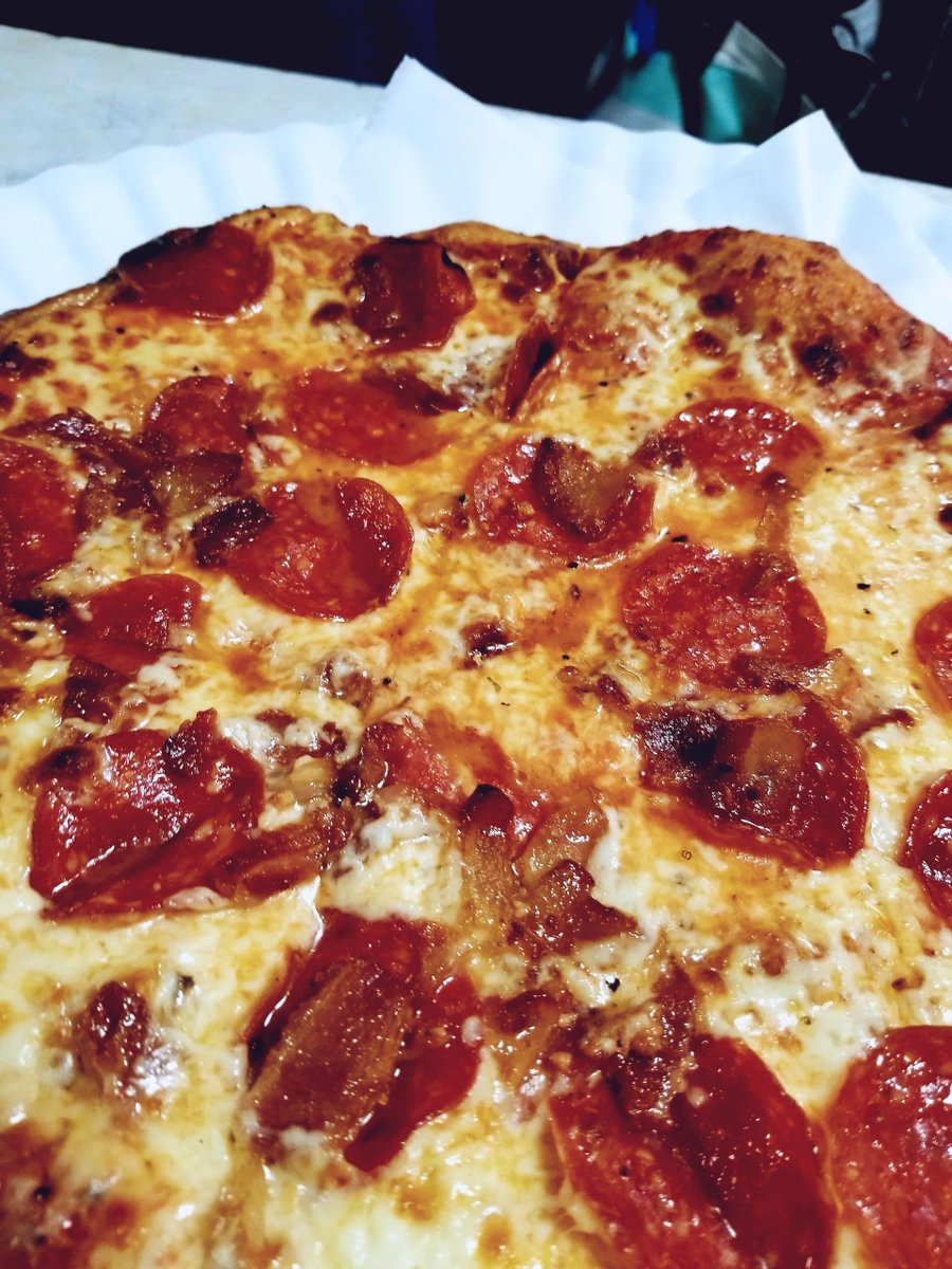 MidniteSlice's tweet photo. 2 Large 2 Topping Pizzas 22$!!!! Dine in, pickup or delivery!!! https://t.co/Y1NblXedOp