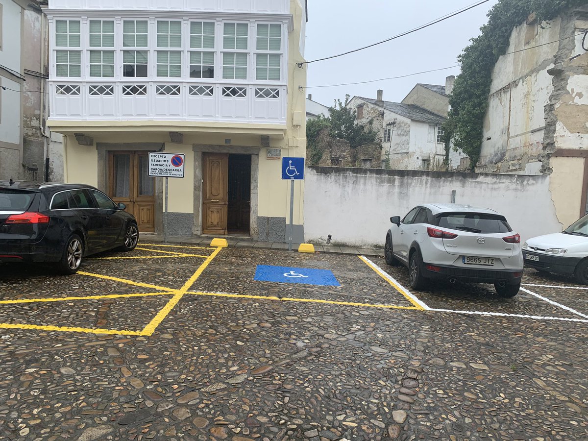 Ccockro's tweet photo. @DGTes ¿Pueden aclararme el significado de la combinación de la señal y la linea amarilla en la plaza de minusválidos? ¿Tiene esa plaza alguna restricción de tiempo en días laborales?, ¿que significa esa linea amarilla? https://t.co/hIq87ia8qU