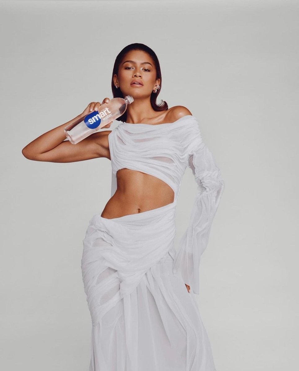 hoodcouturemag's tweet photo. Zendaya for Smart Water. https://t.co/2wruXjohIr