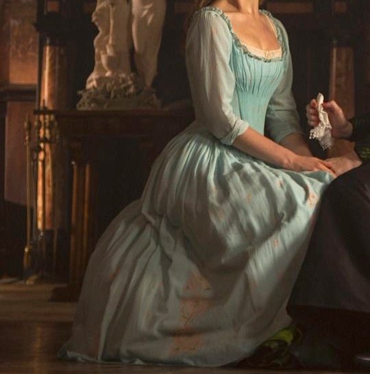 LADY0FTLAKE's tweet photo. —Se ha dibujado unas flores en el vestido y está 🥰🥰— https://t.co/qaS7HyA0ix