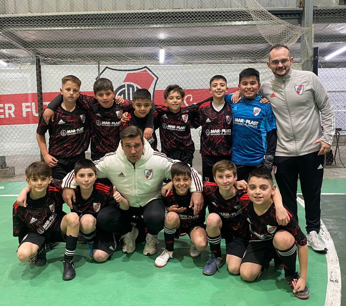 carpfutsal's tweet photo. 8va División

River Plate 10 - Almafuerte 0

⚽: Dylan Paz, Ignacio Navoni, Juan Poy Boto x2, Bautista Núñez Mohamed x2 y Nicolás Rivera Domenech x4.

#VamosRiver⚪🔴⚪ https://t.co/3SMrjdTriG