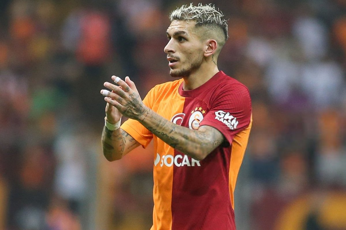 GSarayVideo's tweet photo. Lucas Torreira: "Oynadığım futboldan keyif alıyorum. Ben burada çok mutluyum. Dışarıda farklı şeyler yazılıp çiziliyor. Benim burada çok mutlu olduğumu herkes bilsin." https://t.co/6eXWW8z7AZ
