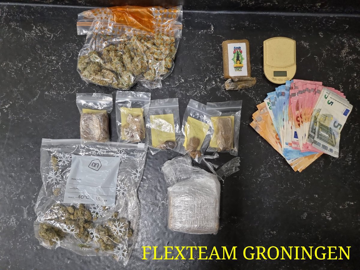 Vanavond hielden wij een 20jr inwoner van #Groningen aan in Groningen na een #verkeerscontrole omdat hij een grote hoeveelheid #drugs en #geld in zijn bromfiets had.  Aangehouden voor vervoer, handel en bezit drugs.