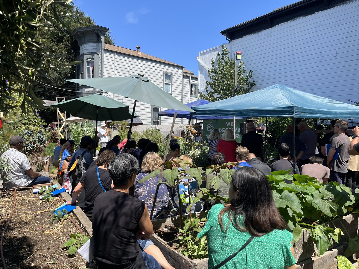SenecaSpeaks21's tweet photo. Here at #BottomsUpCommunity garden in West Oakland talking with about 50 neighbors about the recent fire at Schnitzer Steel and what we are doing collectively to make sure it never happens again, anywhere. #WeDeserveBetter #NeighborsTogether https://t.co/QvQtBxNDVQ