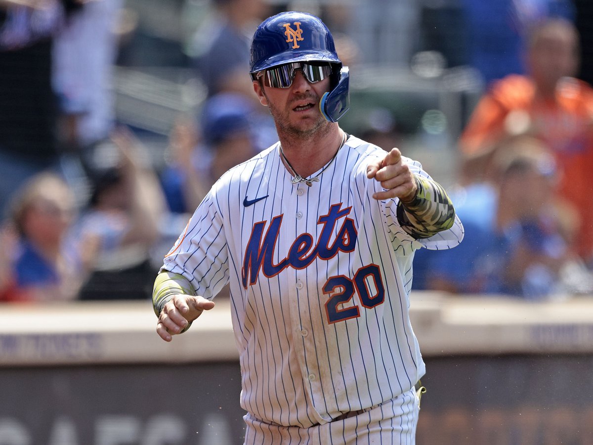 BRWalkoff's tweet photo. Pete Alonso gifted Masyn Winn an autographed bat and a bottle of tequila after mistakenly throwing his first MLB hit into the stands last night

(via @NYPost_Mets) https://t.co/DH4m5PF79z