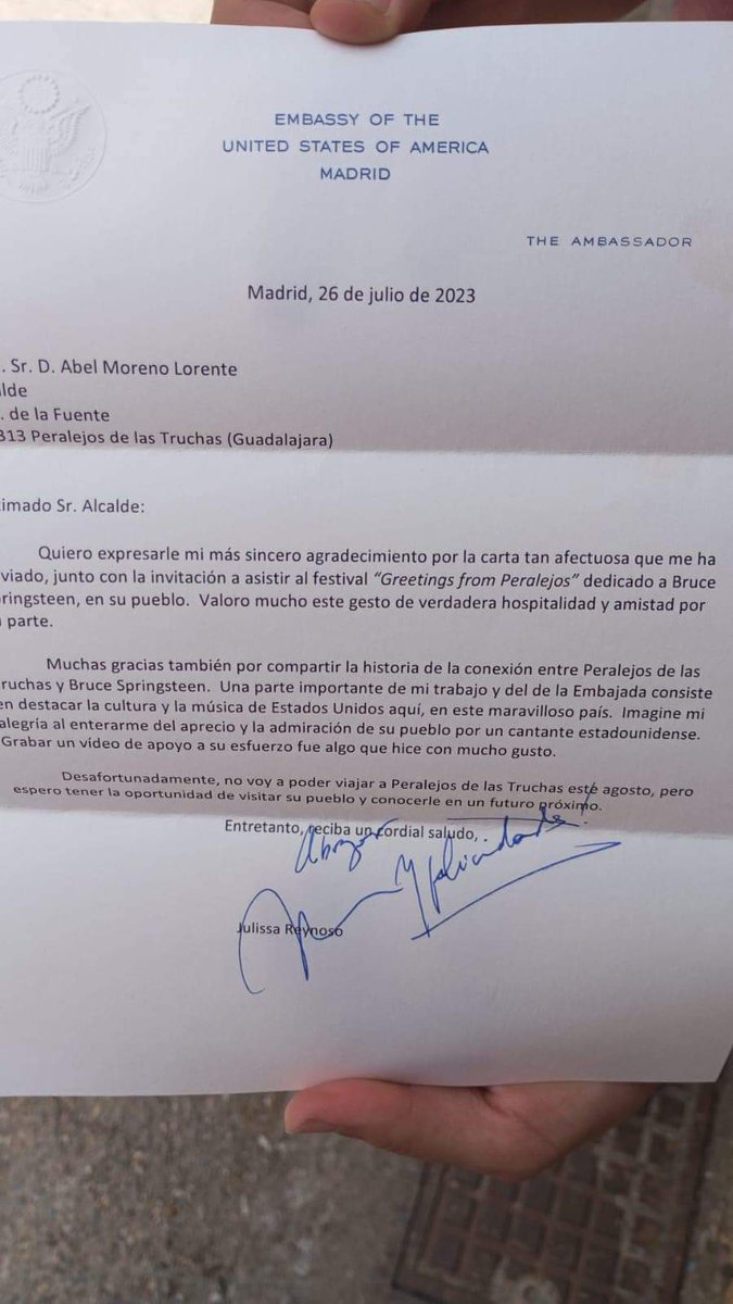GPeralejos's tweet photo. Muchas gracias una vez mas a la Sra. Embajadora de los USA Julissa Reynoso por su amabilidad y deferencia para con nosotros.
Esperamos que pronto pueda visitarnos.
@springsteen
@USembassyMadrid 
#whatdoyoudoinoctober
#cometoperalejos
#burbutrizes 
#pleaseboss https://t.co/xrvNifB6F1