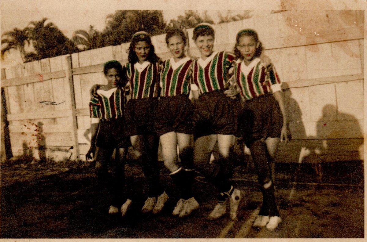 Em 1941, a prática do futebol foi proibida para as mulheres no Brasil, interrompendo por mais de 4 décadas o desenvolvimento do esporte no país e limitando o seu acesso. 

Amanhã será a final da Copa do Mundo de futebol feminino e aproveito para lembrar de minha mãe, Paulina, (+)