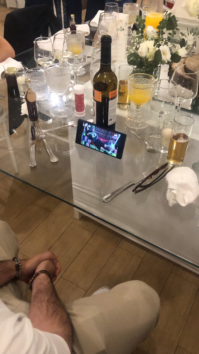 POV: estás num casamento e joga o Benfica