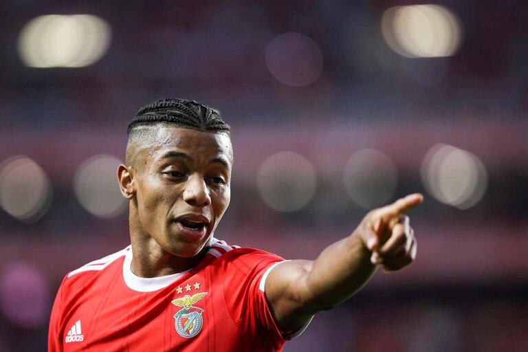 Ponto prévio, eu não entendo nada de futebol e sou um mero adepto de bancada.

No entanto nunca entendi, continuo sem entender e nunca vou realmente compreender porque razão o David Neres não é uma peça chave neste Benfica. 
Tem todas as condições para ser decisivo em todos os