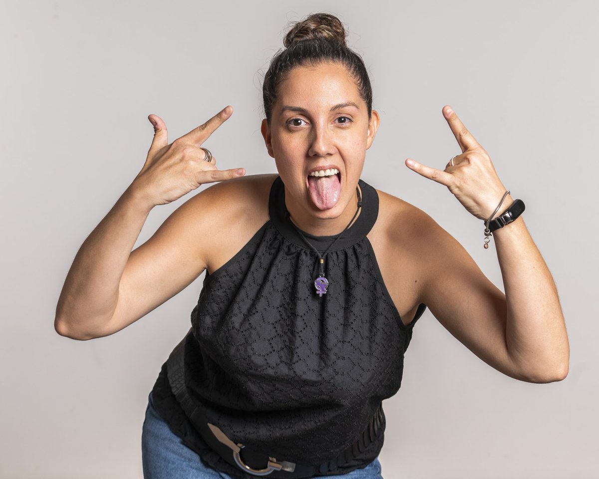 Aquí una de las hijas de puta que quiere destronarla.

A por la republica✊❤️💛💜