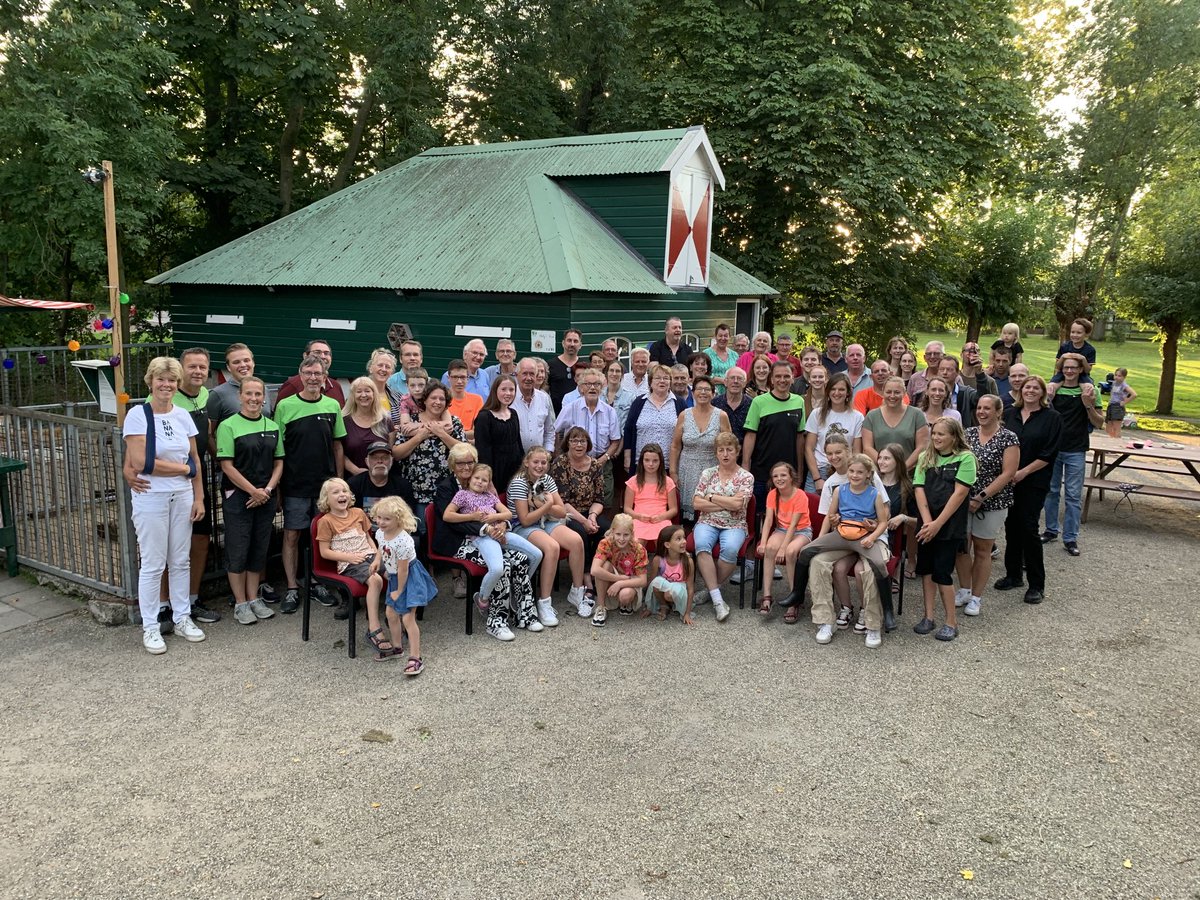 Cor_Hoven's tweet image. De jaarlijkse BBQ met de ⁦@Zustertuin⁩. Een uniek mooie groep vrijwilligers die samen de Zustertuin maken. Trots om hier deel van te zijn.