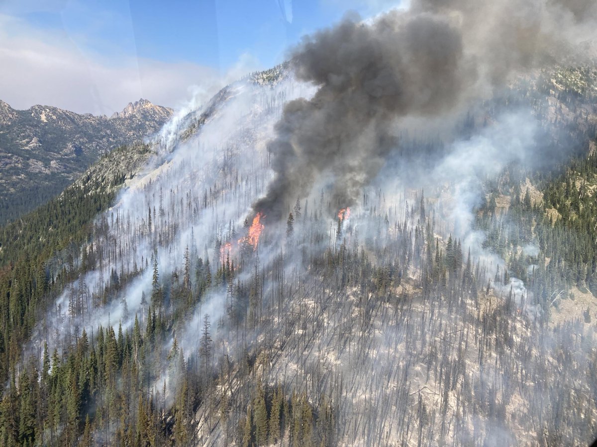 NWS_IMET_OPS's tweet photo. . @NWSGSP IMET trainee en route to #BlueLakeFire located 13 miles SW of Mazama, WA #WAwx #WAFires @NWSSpokane @OkaWenNF https://t.co/7UE5JILjwm https://t.co/NuGM5Eq7IO