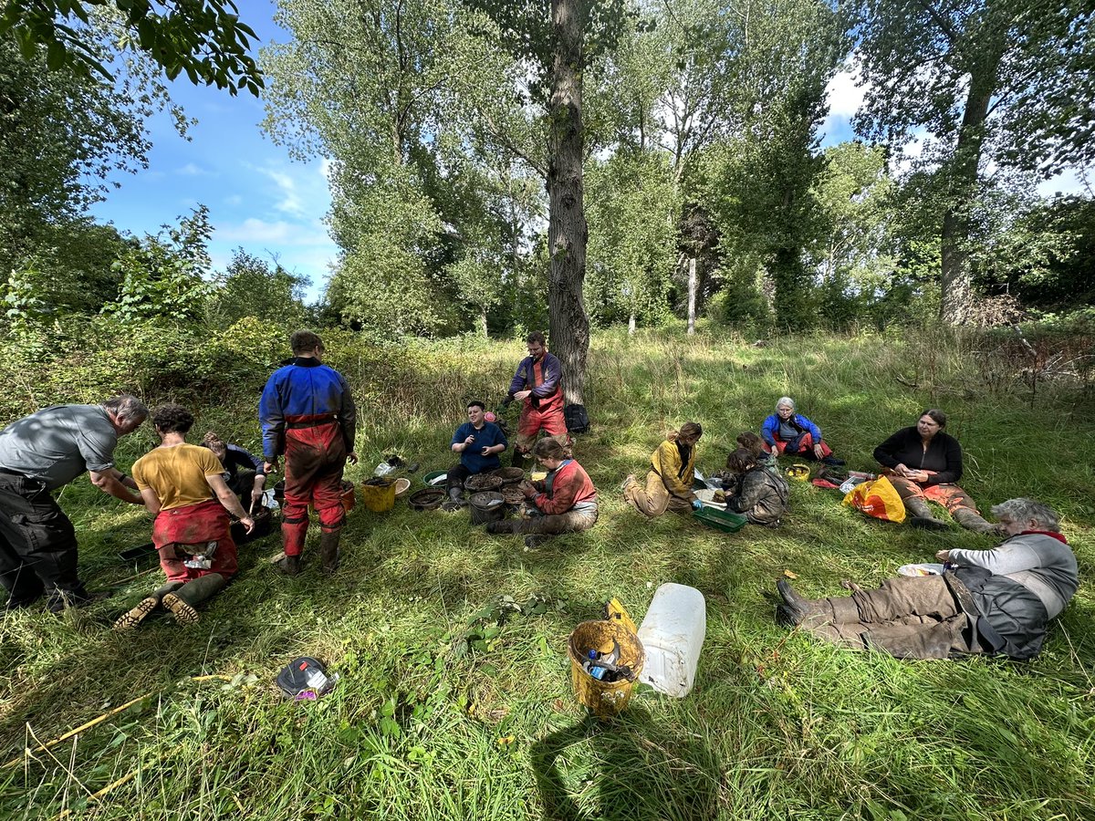 Had a fantastic day digging in my favourite cave with some of my favourite people 🥰 

We found some Roman pottery, animal bone, and many bone-shaped sticks 🦴

#RomanSiteSaturday (even though radiocarbon dates have all been Iron Age 👀)