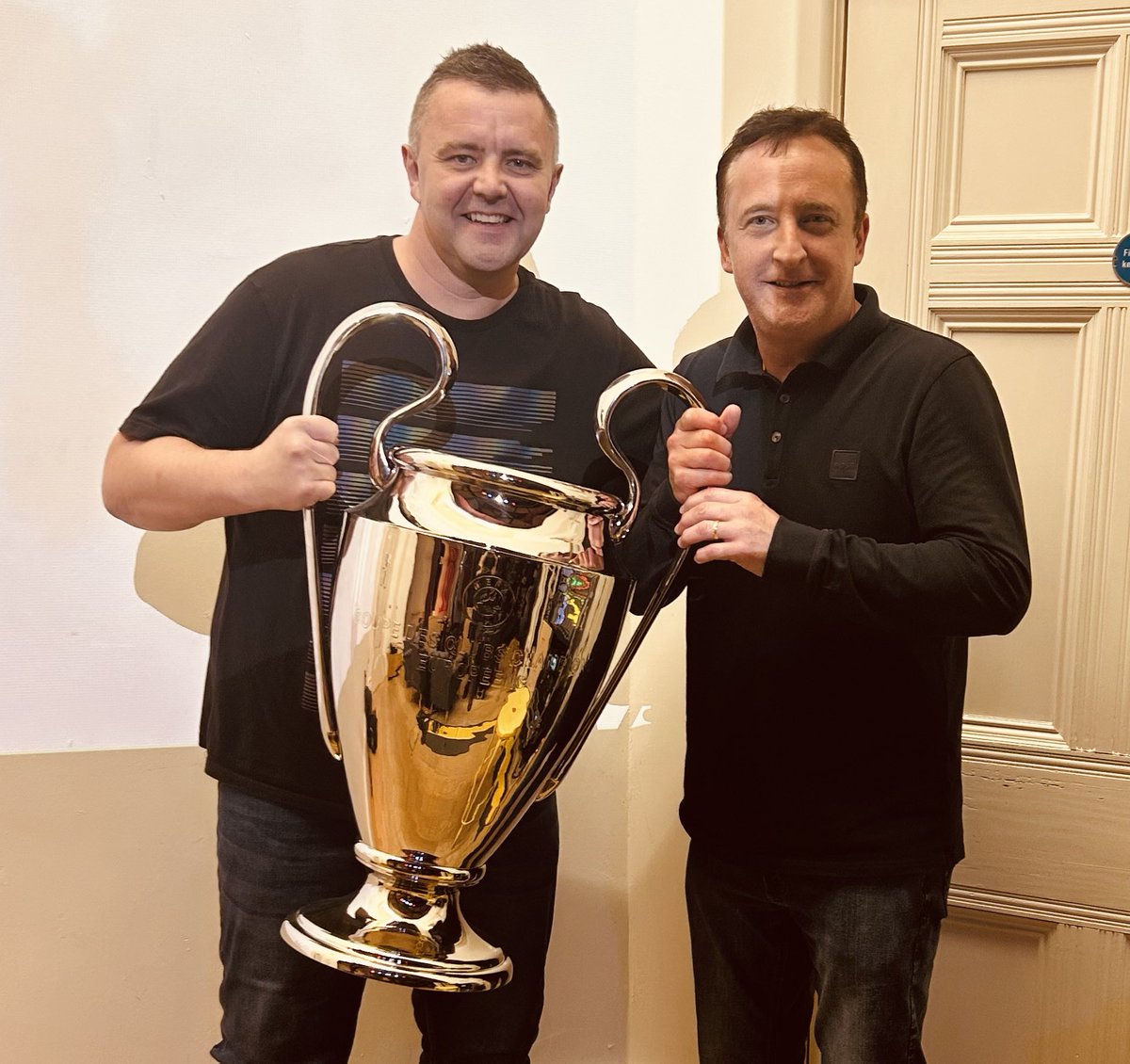 stevetheweaveid's tweet photo. Amazing night with me old mate @Fitzyfella in the @theflorie and #europeancup with the #lfclegends amazing cause #charity #liverpool #local #amazingcause #YNWA #LFC #comedy https://t.co/W9G2IXQ7MD