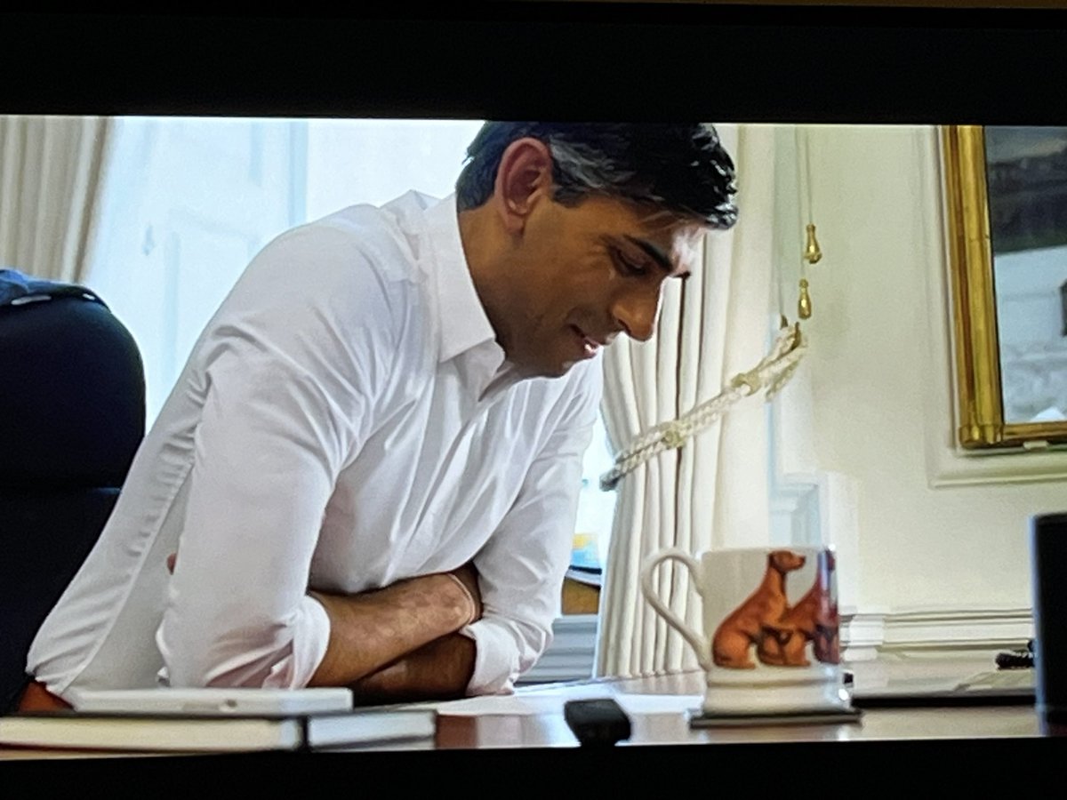 spacemonkey_82's tweet photo. Not sure what is on #RishiSunak s mug during his good luck message to the #Lionesses https://t.co/32sSIzCR9n
