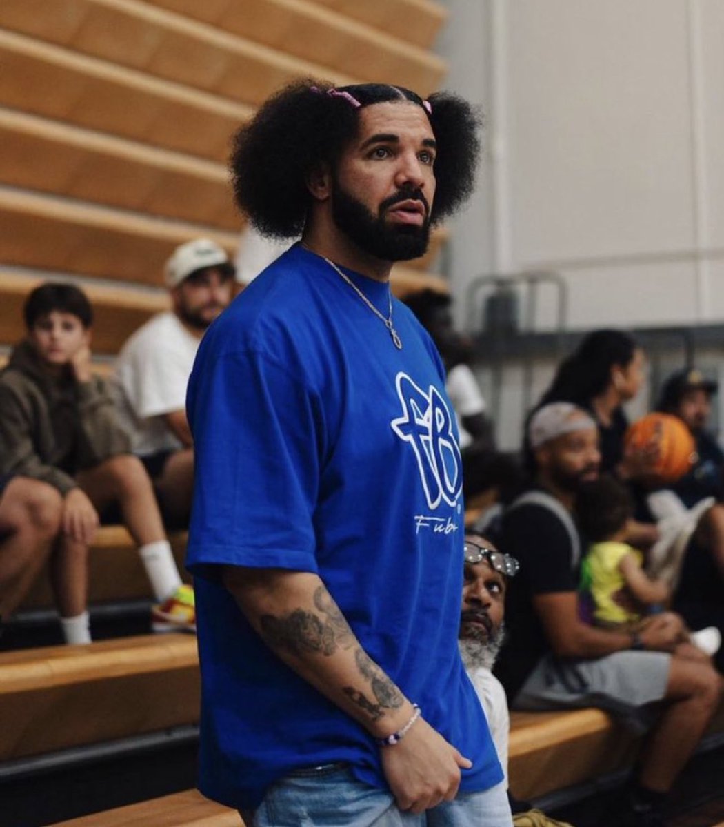 teezl's tweet photo. @Drake x KAWS 🔥 https://t.co/LT3ZqcIesc