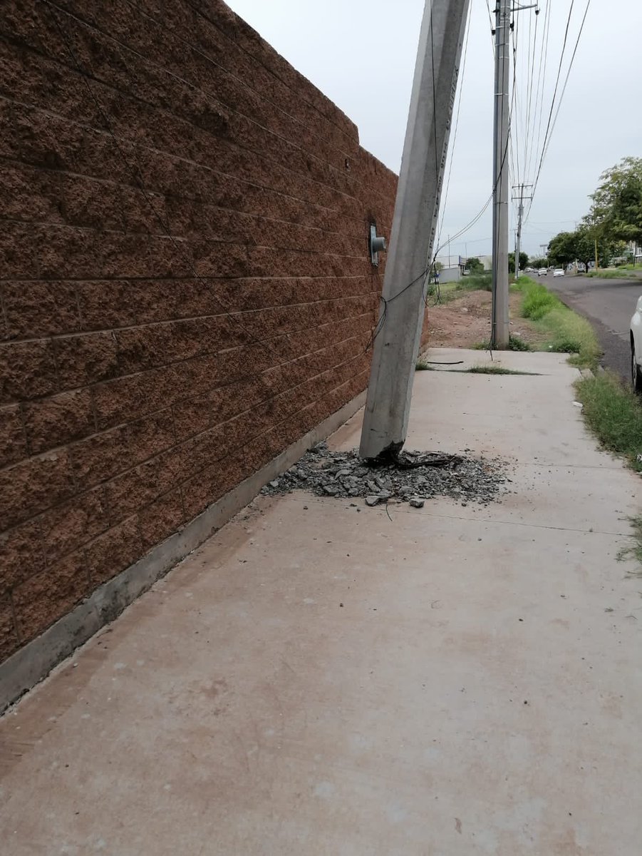 LuciaValen2375's tweet photo. @CFE_Contigo atiendan por favor. Esto está muy peligroso!!   
Col real del sol.  
Cd Obregón sonora.  
Calle Lago superior antes de llegar al bordo prieto. https://t.co/Q51OQFTr2Q