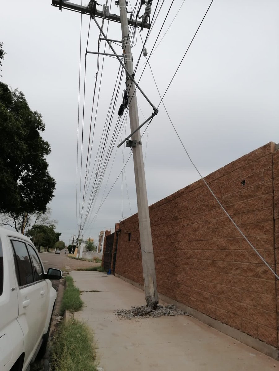 LuciaValen2375's tweet photo. @CFE_Contigo atiendan por favor. Esto está muy peligroso!!   
Col real del sol.  
Cd Obregón sonora.  
Calle Lago superior antes de llegar al bordo prieto. https://t.co/Q51OQFTr2Q