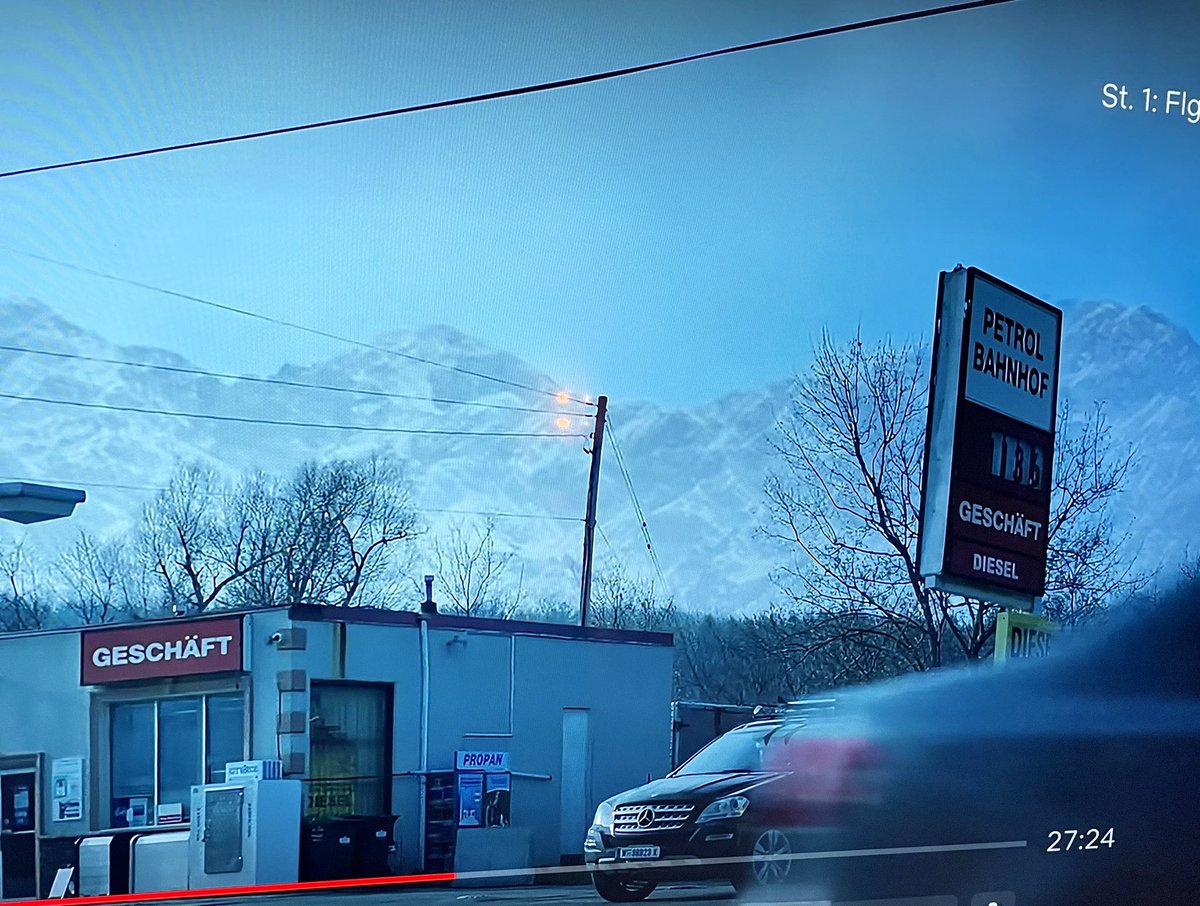 Wie sich Amis deutsche/österreichische Tankstellen vorstellen 😅 oder wenn Netflix-Serien keine Kohle für Übersetzungen ausgeben. Petrol Bahnhof 😅 mit einem Geschäft