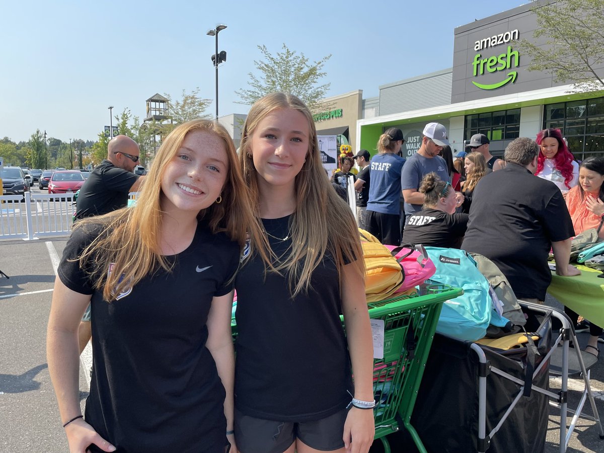 Great day linking up with AHG Cares and @amazon for the #ahghasyourback event to hand backpacks out to the community! 🎒💙 Thanks to Coach Verdoia for being there- and great to meet @KJ_WRIGHT34 and @Bwagz before tonight’s game! 🙌 #BoldTogether #GoHawks